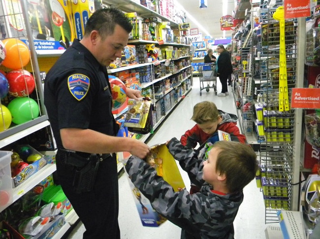 Rialto PD Community Liason Cpl. Cameron Nelson shops with kids | rialtonow